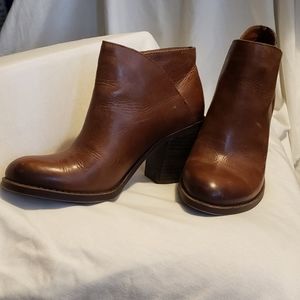 Women boots Lucky Brand.